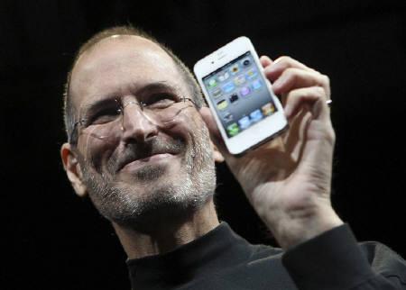 Steve Jobs apresentando um iPhone 4 durante a Apple Worldwide Developers Conference em 2010.